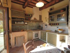 Kuchyň nebo kuchyňský kout v ubytování Amazing Villa in Apecchio with Swimming Pool