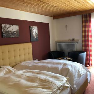 Ένα ή περισσότερα κρεβάτια σε δωμάτιο στο Landgasthof Fischer Veri
