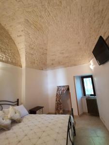 1 dormitorio con 1 cama grande y techo de piedra en Casa Vacanza Trullo Dimora Storica Morea, en Alberobello