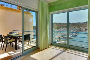 d'un balcon avec une table et une vue sur le port. dans l'établissement Marina Sand Residence, à Albufeira