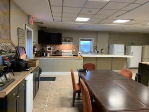 uma grande cozinha com mesa e cadeiras num quarto em Whitefish Corporate Residence 