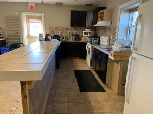 eine Küche mit einer Arbeitsplatte und einem Kühlschrank in der Unterkunft Whitefish Corporate Residence 