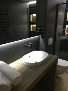 La salle de bains est pourvue d'un lavabo et de toilettes. dans l'établissement Apartamenty Centrum, à Andrychów