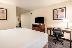 Televiisor ja/või meelelahutuskeskus majutusasutuses Cobblestone Hotel & Suites - Andrews