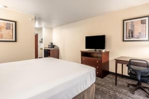 Televiisor ja/või meelelahutuskeskus majutusasutuses Cobblestone Hotel & Suites - Andrews