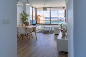 ベニドルムにあるApartamento Poniente Beachのダイニングルーム、リビングルーム(テーブル、椅子付)