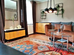salon z kanapą i stołem w obiekcie Villa Komposch - adults only w mieście Reifnitz
