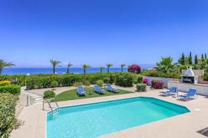 Swimmingpoolen hos eller tæt på Latchi Beachfront Villa