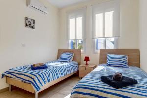 En eller flere senge i et værelse på Latchi Beachfront Villa + 15 billeder