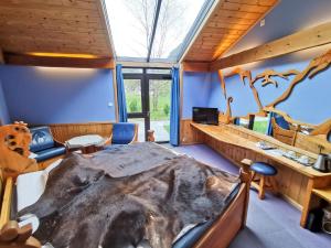 een kamer met een groot bed in een kamer met blauwe muren bij Gudvangen Fjordtell in Gudvangen