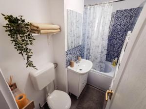 Un baño de Apartment 48 Resita - self check in