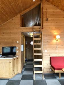 a room with a loft bed in a log cabin at Fjordgløtt Camping/Hytter in Rødberg