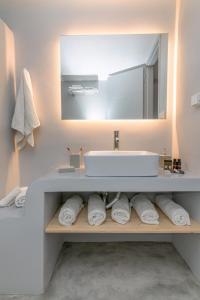 Koupelna v ubytování Livadi house Tinos