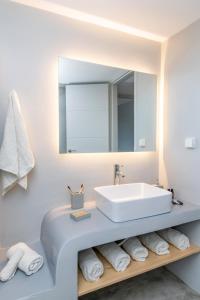 Koupelna v ubytování Livadi house Tinos
