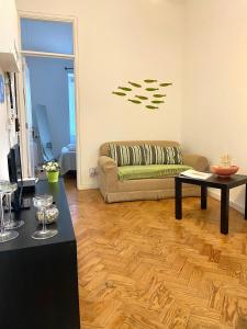 ein Wohnzimmer mit einem Sofa und einem Tisch in der Unterkunft Enjoy Mouraria Apartments in Lissabon