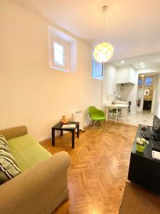 ein Wohnzimmer mit einem Sofa und einem Tisch in der Unterkunft Enjoy Mouraria Apartments in Lissabon