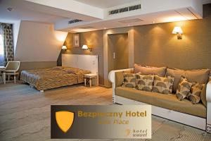 una camera d'albergo con letto e divano di Hotel Wawel a Cracovia