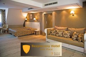 pokój hotelowy z łóżkiem i kanapą w obiekcie Hotel Wawel w Krakowie