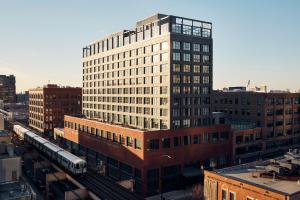 un edificio alto con un tren en una ciudad en The Hoxton, Chicago, en Chicago