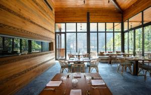 Taj Rishikesh Resort & Spa Uttarakhand餐厅或其他用餐的地方