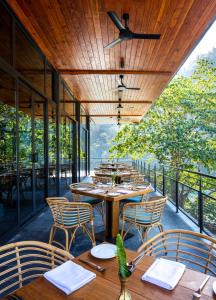 Taj Rishikesh Resort & Spa Uttarakhand餐厅或其他用餐的地方
