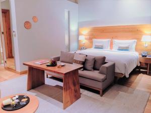 Taj Rishikesh Resort & Spa Uttarakhand客房内的一张或多张床位