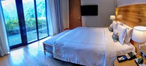 Taj Rishikesh Resort & Spa Uttarakhand客房内的一张或多张床位