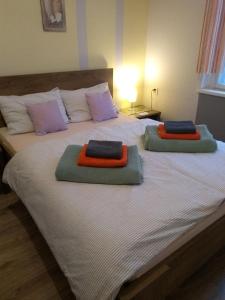 ein großes Bett mit zwei Handtüchern darüber in der Unterkunft Hostel Staromiejski in Graudenz