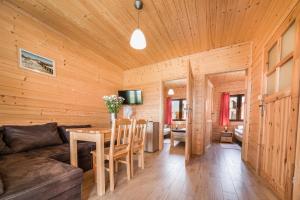 ein Wohnzimmer mit einem Sofa und einem Tisch in der Unterkunft Morska Bryza in Sarbinowo