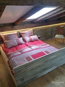 Кровать или кровати в номере 5 Sterne Penthouse-Loft am Ammersee bis 4 Personen