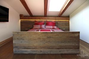Una cama o camas en una habitación de 5 Sterne Penthouse-Loft am Ammersee bis 4 Personen
