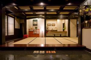 una habitación con una pista de ping pong con zapatos en el suelo en Oyado Koto No Yume, en Takayama
