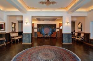 a lobby with a large rug and a living room at Gonluferah Thermal Hotel in Bursa