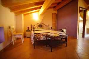 een slaapkamer met een bed met een tafel en een stoel bij Agriturismo Il Sole in Rivarolo del Re ed Uniti
