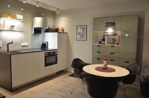 uma cozinha com uma mesa com uma garrafa de vinho em Apartment Moore em Reit im Winkl
