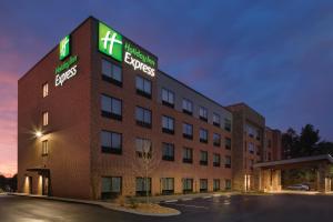 Una imagen de un edificio de hotel por la noche. en Holiday Inn Express Atlanta SW - Newnan by IHG, en Newnan