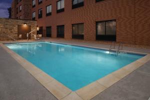 Holiday Inn Express Atlanta SW - Newnan, an IHG Hotel في نيونان: مسبح كبير امام مبنى