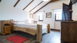 Una cama o camas en una habitación de Pensjonat Kupperówka- Stadnina Koni Kolano