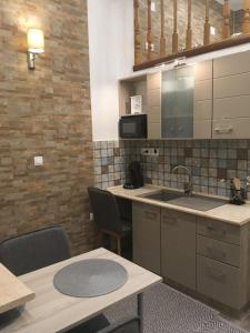 Kuchyňa alebo kuchynka v ubytovaní Móra apartmanház + 26 fotografií