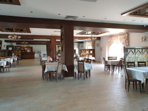 Hotel Magnat tesisinde bir restoran veya yemek mekanı
