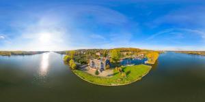 una vista aérea de una gran finca en una isla en el agua en JACHTOWA Hotel i Restauracja en Szczecin