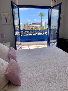 a bedroom with a bed and a view of the ocean at Villa Brisa del Mar in Playa Blanca