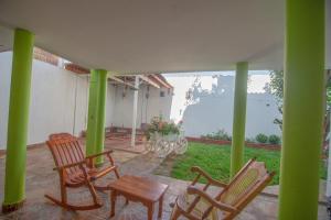 un gruppo di sedie e un tavolo su un patio di El paraíso de Zacatlán DEPARTAMENTO con JARDÍN, 11 pax a Zacatlán