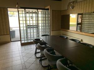 einen Konferenzraum mit einem langen Tisch und Stühlen in der Unterkunft Motel Chute des Pères in Dolbeau