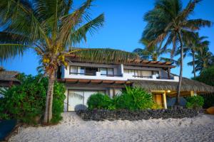 - un complexe sur la plage avec des palmiers dans l'établissement Pacific Resort Rarotonga, à Rarotonga