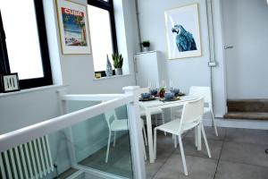 Trendy Urban Industrial Apartment - Great Location - Parking - Netflix - Fast WiFi - Smart TV - Beautiful 2 Double Bedroom Apartment sleeps up to 4!