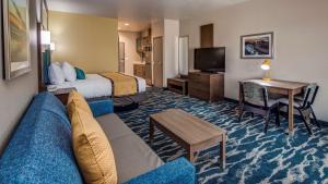 um quarto de hotel com um sofá, uma cama e uma secretária em Executive Residency by Best Western Corpus Christi em Corpus Christi