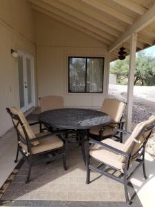 una mesa de patio y sillas en un porche en Quiet Neighborhood off La Canada, en Tucson