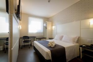 Postel nebo postele na pokoji v ubytování Hotel Confiance Barigui