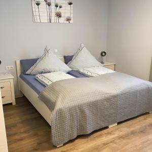 1 cama con edredón azul y blanco en un dormitorio en Gästehaus Engelgarten, en Estenfeld